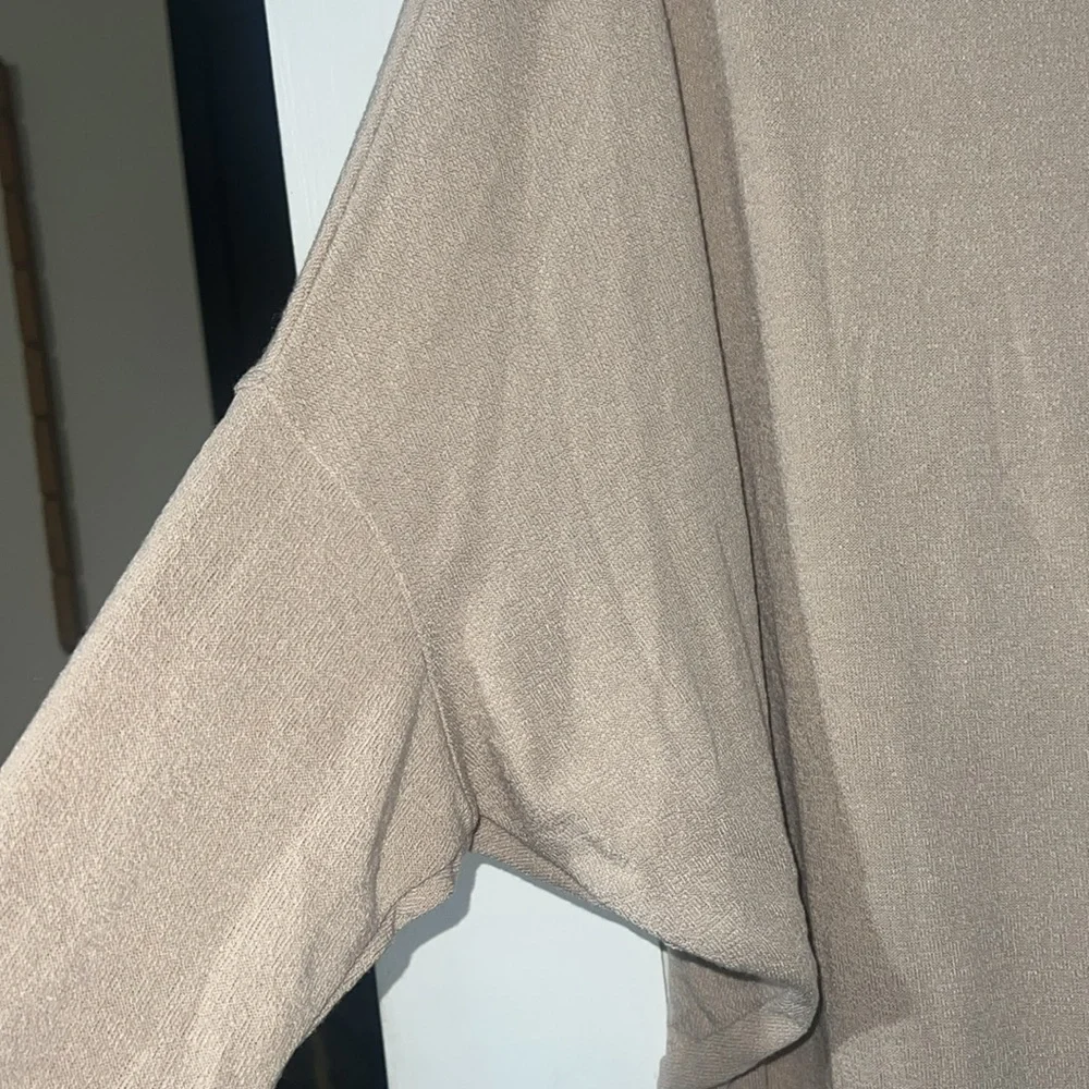 Super Soft Lightweight Top - Picture 2 of 4